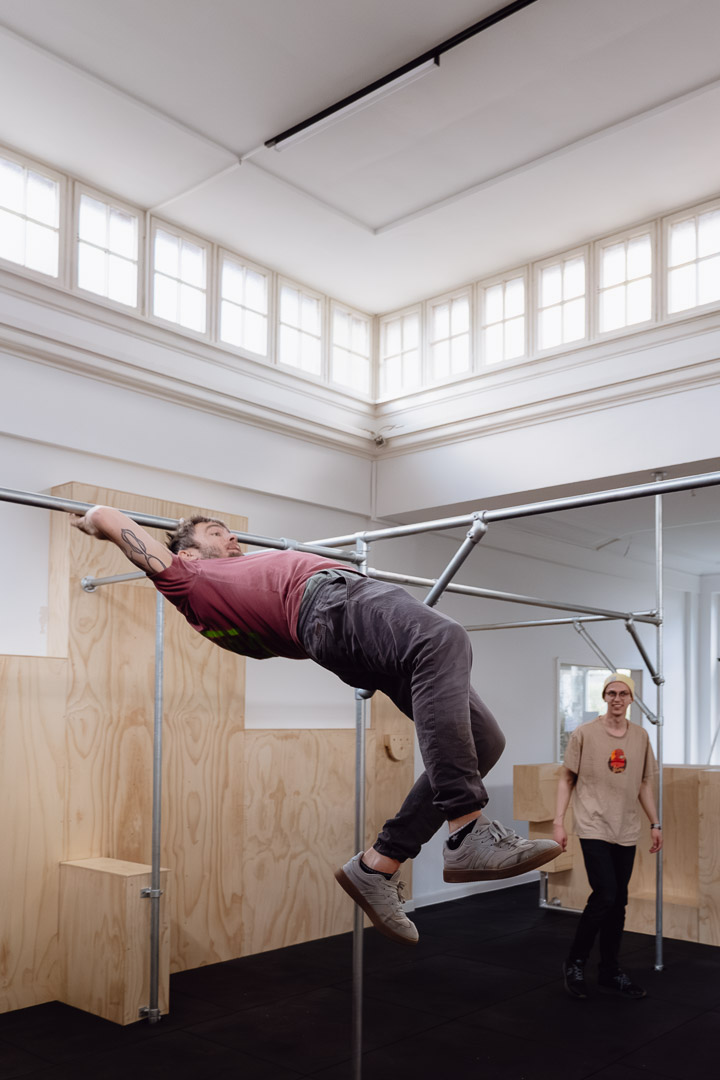 Parkour-Training an der Reckstange