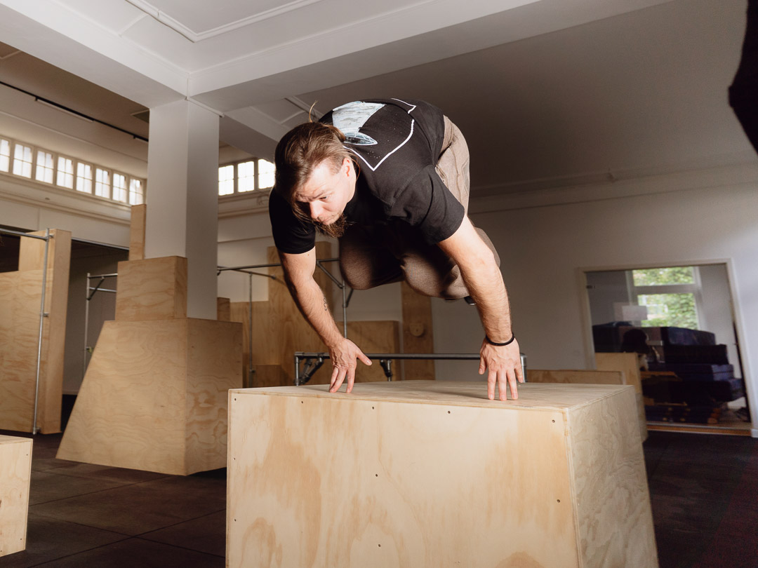 Erwachsener beim freien Parkour-Training bei Fight & Flight