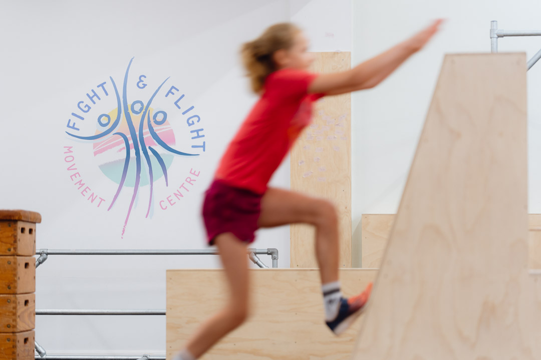 Kind im Sprung beim Parkour-Feriencamp von Fight & Flight